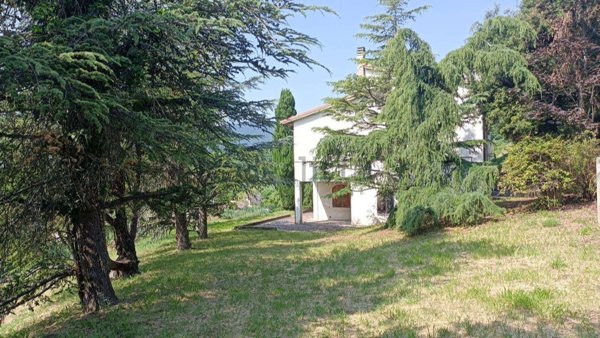 casa indipendente in vendita a Serrapetrona