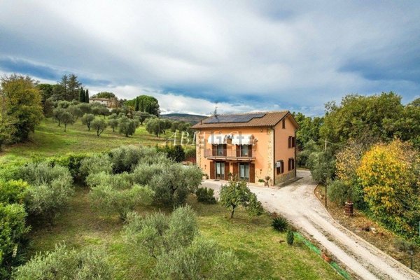 casa indipendente in vendita a Serrapetrona