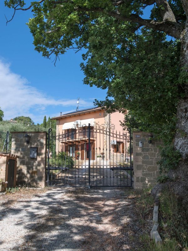 casa indipendente in vendita a Serrapetrona