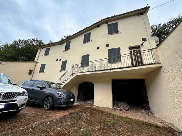 casa indipendente in vendita a Serrapetrona