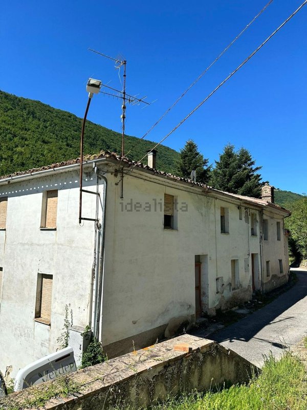 casa indipendente in vendita a Serrapetrona