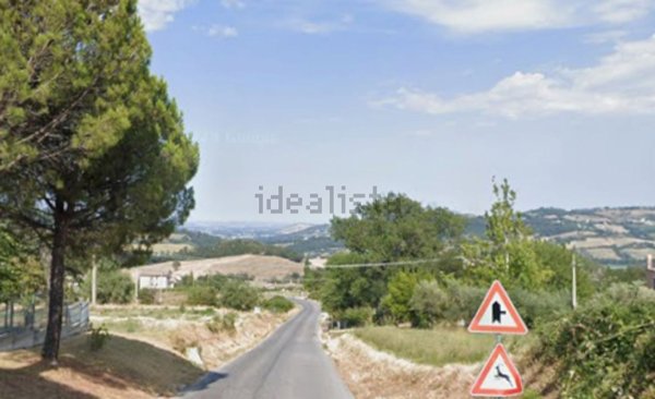 casa indipendente in vendita a Serrapetrona