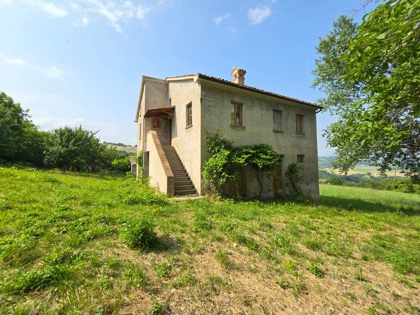 casa indipendente in vendita a Serrapetrona