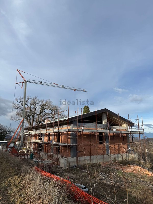 casa indipendente in vendita a Serrapetrona