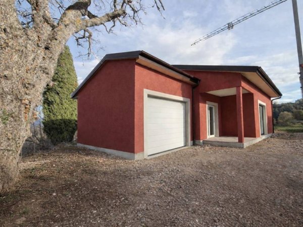 casa indipendente in vendita a Serrapetrona