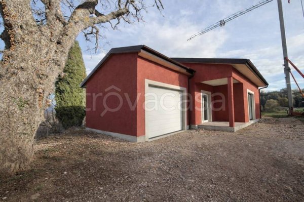 casa indipendente in vendita a Serrapetrona