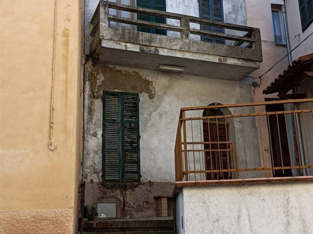 casa indipendente in vendita a Serrapetrona