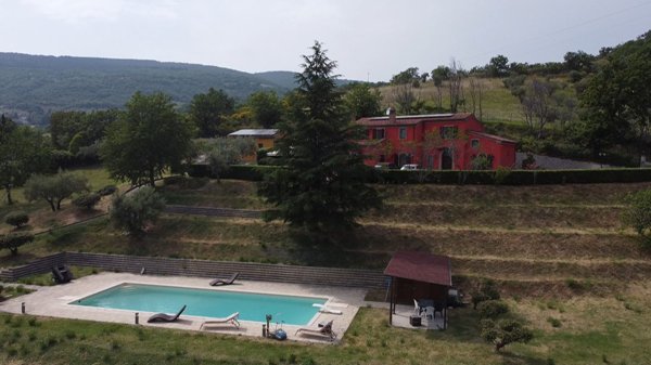 casa indipendente in vendita a Serrapetrona