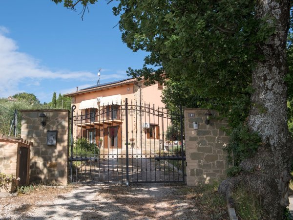 casa indipendente in vendita a Serrapetrona