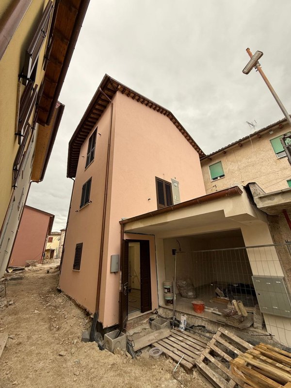 casa indipendente in vendita a Serrapetrona in zona Borgiano