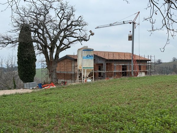 casa indipendente in vendita a Serrapetrona
