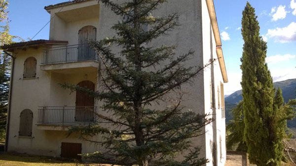 casa indipendente in vendita a Serrapetrona in zona Borgiano