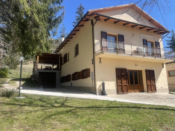 casa indipendente in vendita a Serravalle di Chienti in zona San Martino