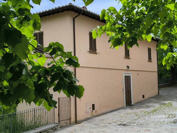 casa indipendente in vendita a Serravalle di Chienti