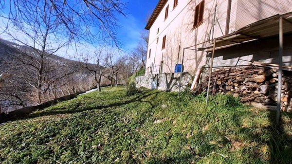 casa indipendente in vendita a Serravalle di Chienti in zona Dignano