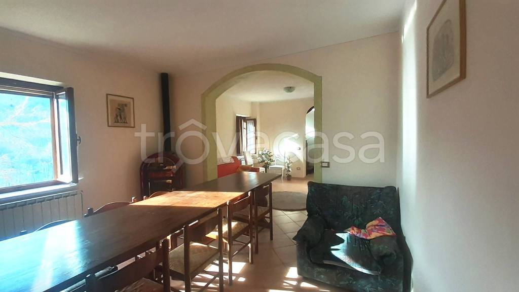 casa indipendente in vendita a Serravalle di Chienti in zona Dignano