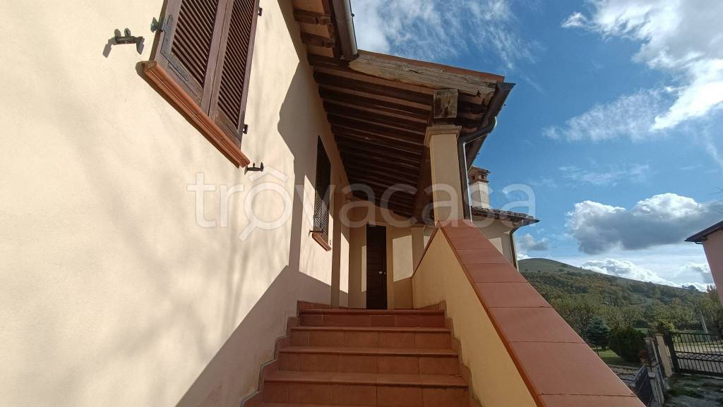 casa indipendente in vendita a Serravalle di Chienti in zona Collecurti