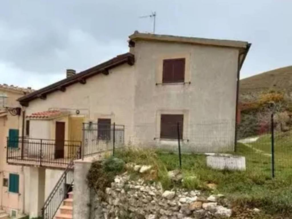 casa indipendente in vendita a Serravalle di Chienti in zona Corgneto
