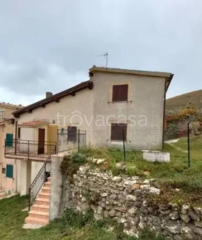 casa indipendente in vendita a Serravalle di Chienti in zona Corgneto