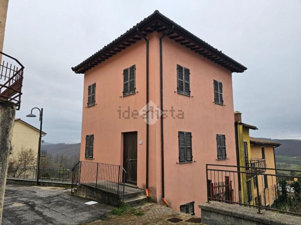 casa indipendente in vendita a Serravalle di Chienti in zona Corgneto