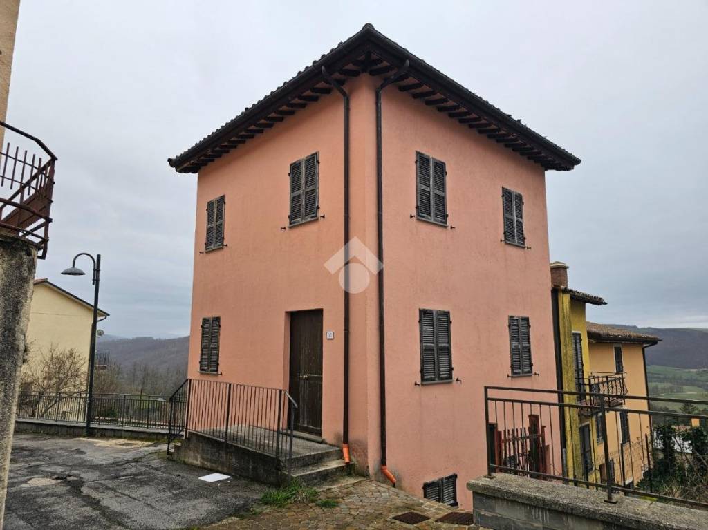 casa indipendente in vendita a Serravalle di Chienti in zona Corgneto