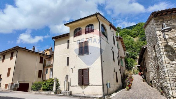 casa indipendente in vendita a Serravalle di Chienti