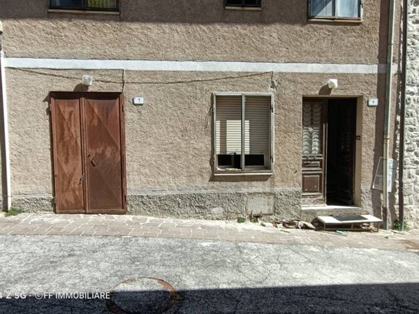 casa indipendente in vendita a Serravalle di Chienti
