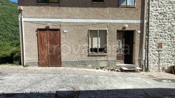 casa indipendente in vendita a Serravalle di Chienti