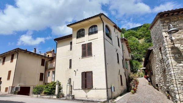 casa indipendente in vendita a Serravalle di Chienti