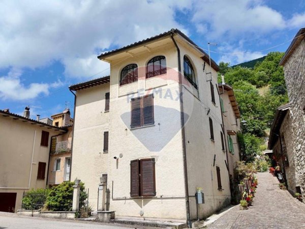 casa indipendente in vendita a Serravalle di Chienti
