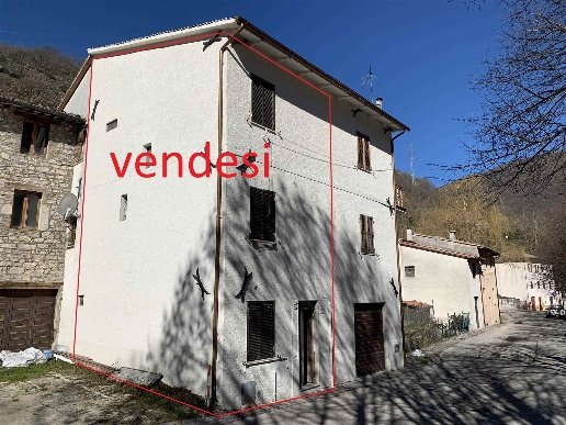 casa indipendente in vendita a Serravalle di Chienti
