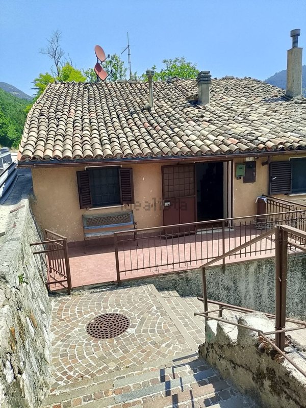 casa indipendente in vendita a Serravalle di Chienti