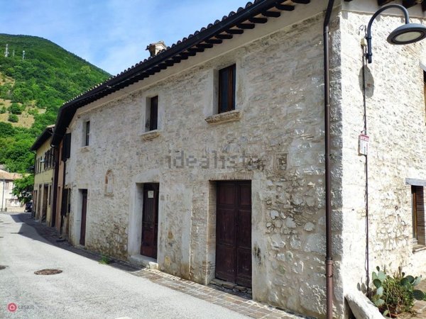casa indipendente in vendita a Serravalle di Chienti