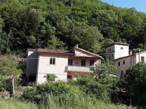 casa indipendente in vendita a Serravalle di Chienti