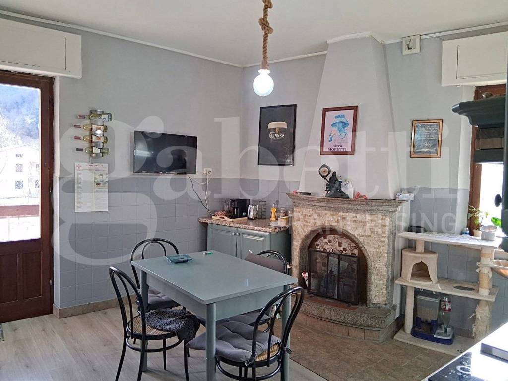 casa indipendente in vendita a Serravalle di Chienti