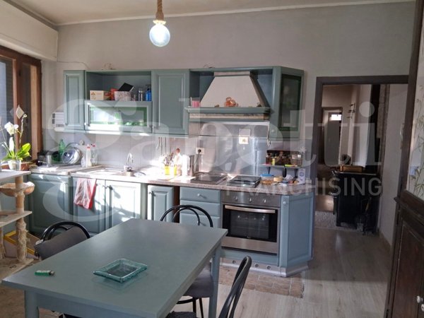 casa indipendente in vendita a Serravalle di Chienti