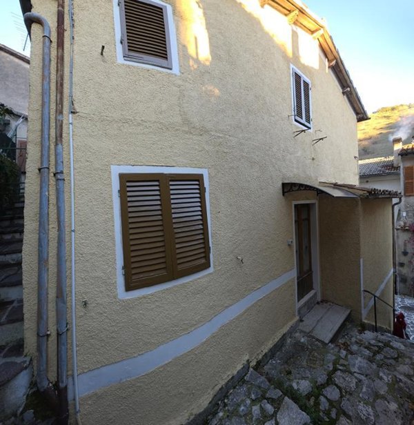 casa indipendente in vendita a Serravalle di Chienti