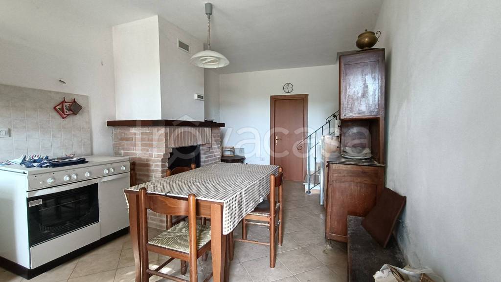 casa indipendente in vendita a Serravalle di Chienti in zona Costa