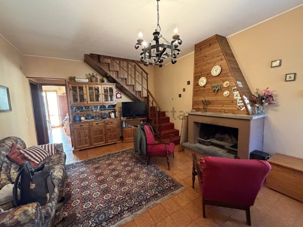 casa indipendente in vendita a Serravalle di Chienti