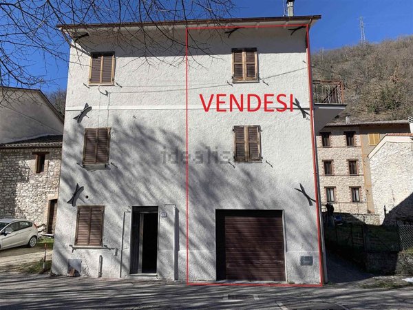 casa indipendente in vendita a Serravalle di Chienti