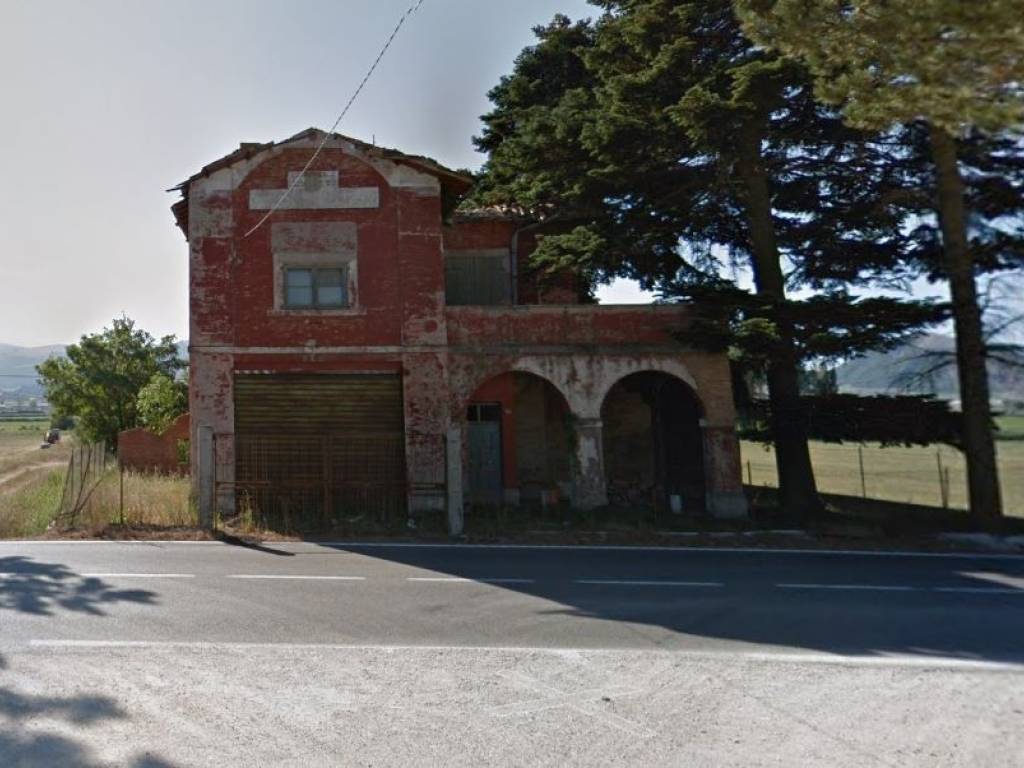 casa indipendente in vendita a Serravalle di Chienti