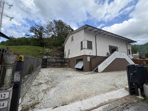 casa indipendente in vendita a Serravalle di Chienti