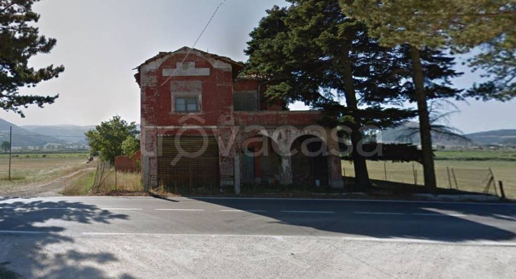 casa indipendente in vendita a Serravalle di Chienti