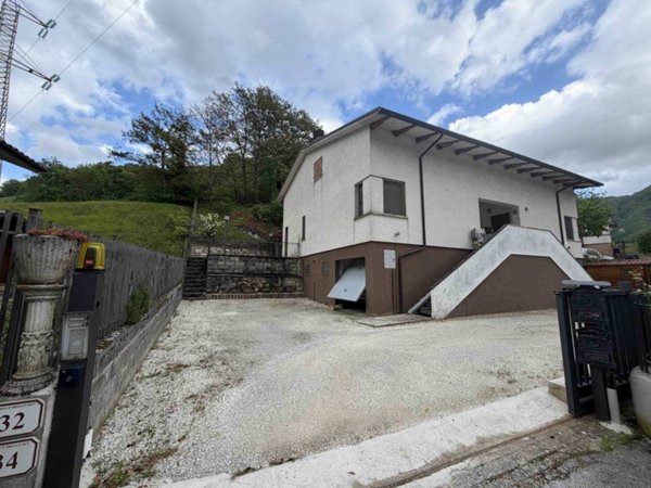 casa indipendente in vendita a Serravalle di Chienti