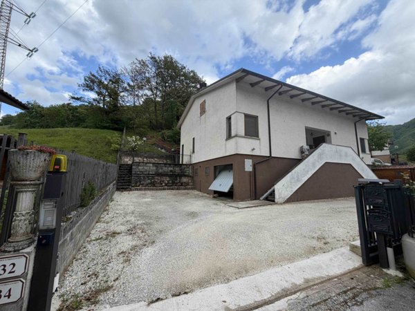 casa indipendente in vendita a Serravalle di Chienti