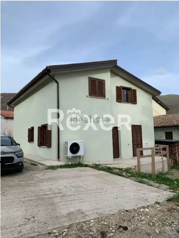 casa indipendente in vendita a Serravalle di Chienti in zona San Martino
