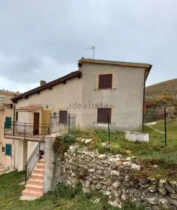 casa indipendente in vendita a Serravalle di Chienti in zona Corgneto