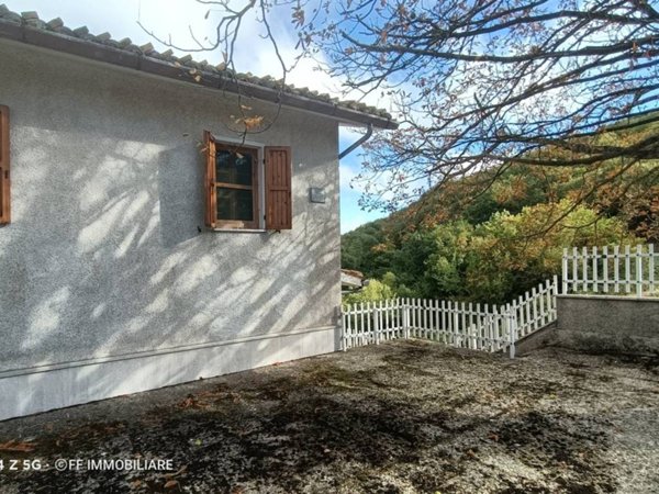 casa indipendente in vendita a Serravalle di Chienti in zona Copogna
