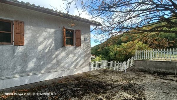 casa indipendente in vendita a Serravalle di Chienti in zona Copogna
