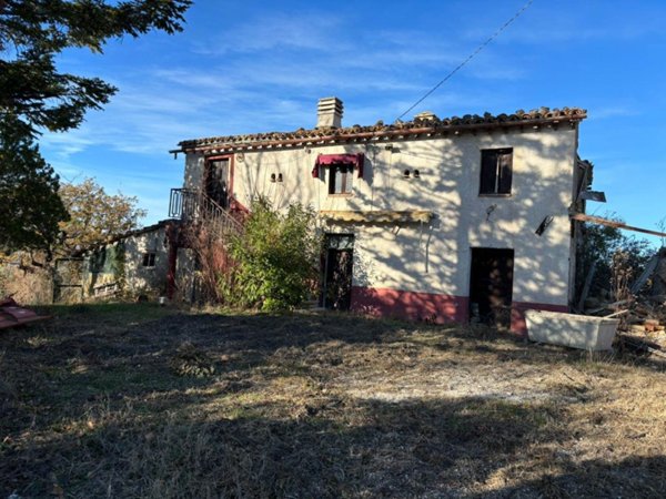 casa indipendente in vendita a Tolentino in zona Calcavenaccio
